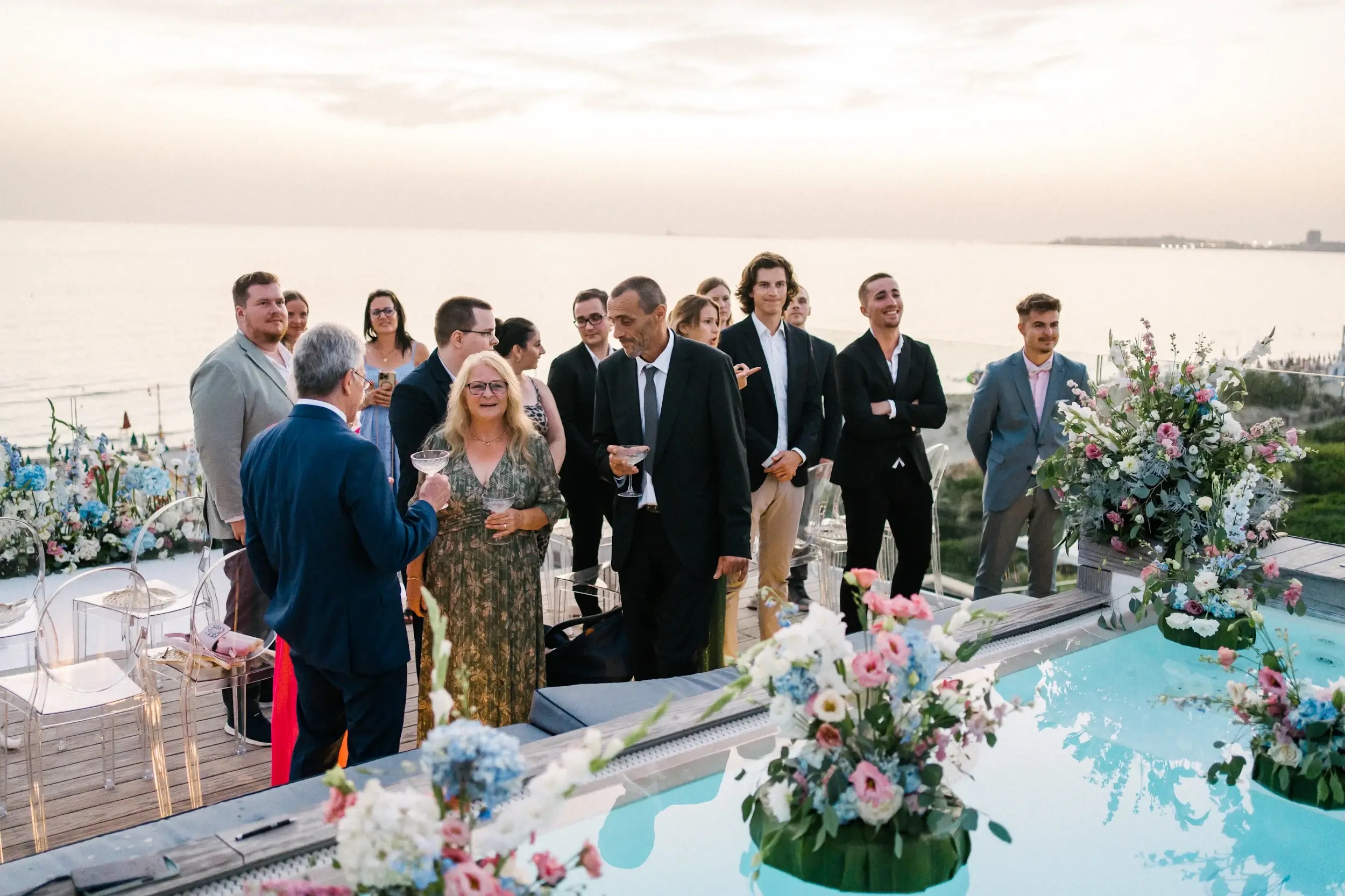Gäste genießen den Empfang bei der Puglia Hochzeit von Selina & Luca, geplant von Julia Weiß.