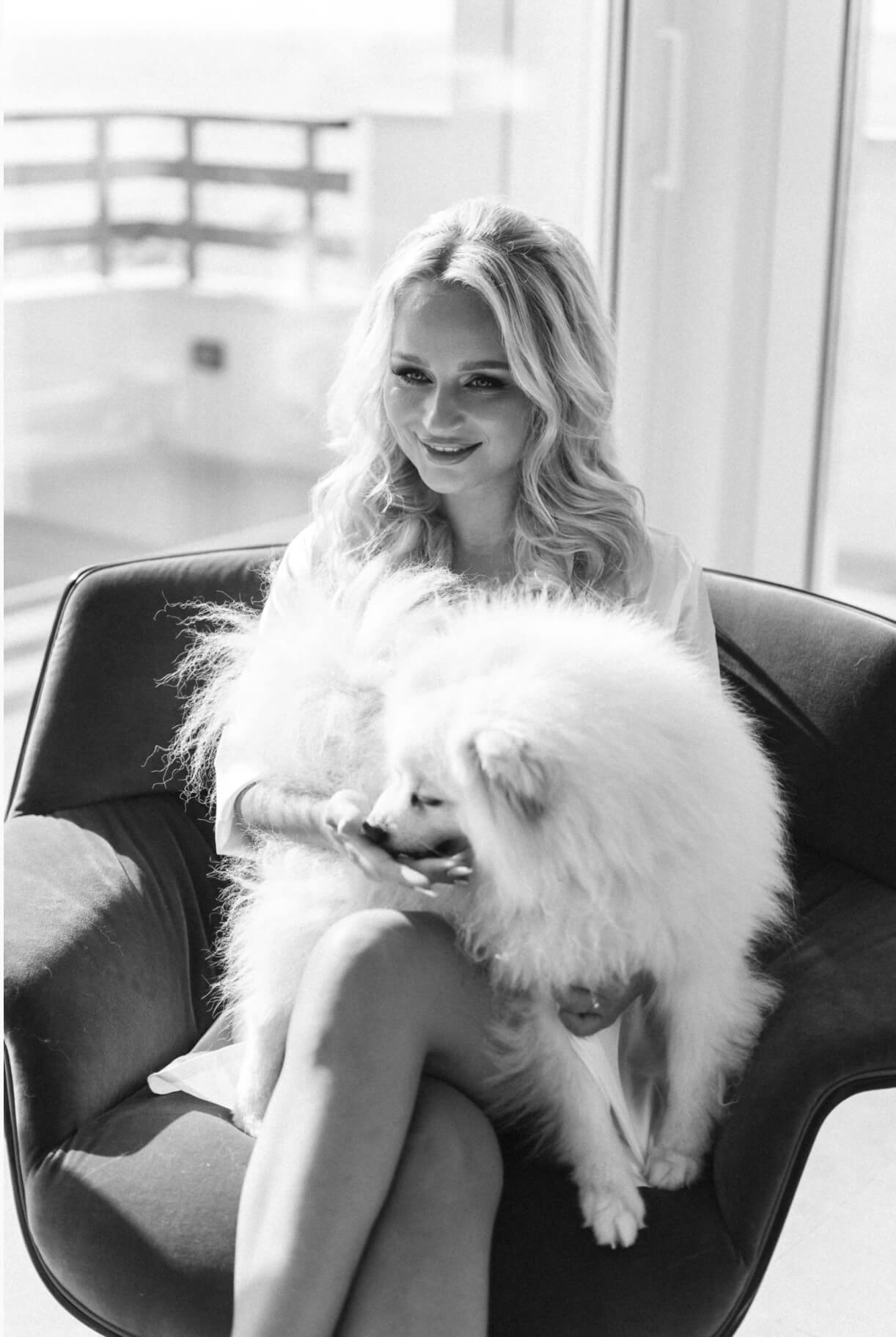 Braut Selina mit ihrem Hund vor der Hochzeit in Apulien, geplant von Julia Weiß.